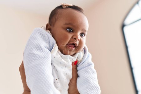 Foto de Africano americano bebé en madre manos en casa - Imagen libre de derechos