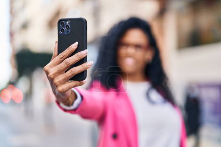 Téléchargez les photos : Afro-américaine femme exécutif faire selfie par le smartphone à la rue - en image libre de droit