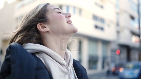 Téléchargez les photos : Young blonde woman breathing with closed eyes at street - en image libre de droit
