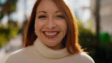 Téléchargez les photos : Jeune rousse femme souriant confiant debout au parc - en image libre de droit