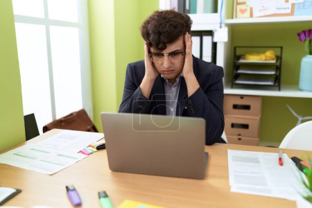 Téléchargez les photos : Non binary man business worker stressed using laptop at office - en image libre de droit
