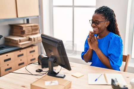 Téléchargez les photos : Africaine américaine femme commerce électronique travailleur d'affaires ayant appel vidéo au bureau - en image libre de droit