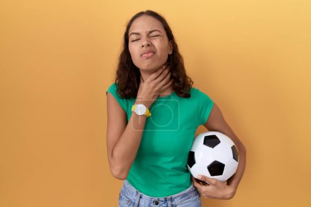 Téléchargez les photos : Jeune femme hispanique tenant le ballon touchant le cou douloureux, mal de gorge pour la grippe, la motte et l'infection - en image libre de droit