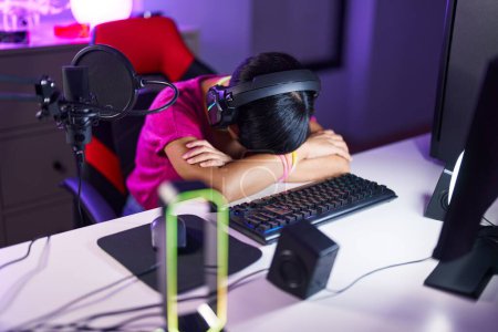 Téléchargez les photos : Middle age chinese woman streamer stressed using computer at gaming room - en image libre de droit