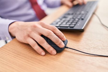 Téléchargez les photos : Jeune homme hispanique travailleur d'affaires toucher clavier d'ordinateur à l'aide de la souris au bureau - en image libre de droit