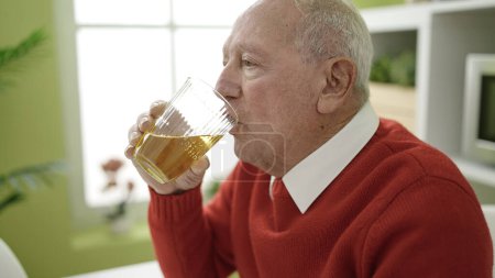 Téléchargez les photos : Jus de boisson senior à la maison - en image libre de droit