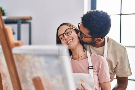 Téléchargez les photos : Homme et femme couple souriant confiant dessin au studio d'art - en image libre de droit