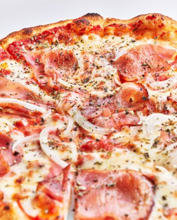 Téléchargez les photos : Délicieuse confiture et oignon pizza italienne sur fond blanc isolé - en image libre de droit
