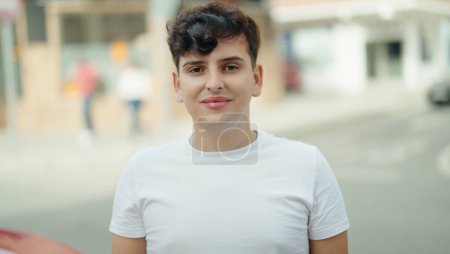 Téléchargez les photos : Non binary man smiling confident standing at street - en image libre de droit