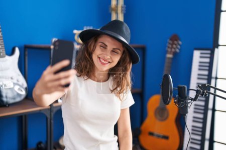 Téléchargez les photos : Jeune musicienne faisant du selfie par smartphone au studio de musique - en image libre de droit