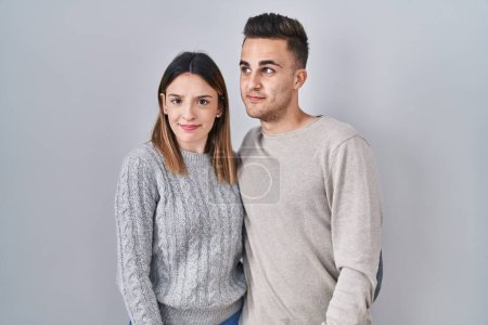 Téléchargez les photos : Jeune couple hispanique debout sur fond blanc souriant regardant vers le côté et regardant loin en pensant. - en image libre de droit