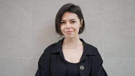 Téléchargez les photos : Jeune femme caucasienne debout avec une expression sérieuse sur fond blanc isolé - en image libre de droit