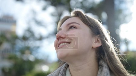 Foto de Young blonde woman smiling confident looking to the sky at park - Imagen libre de derechos