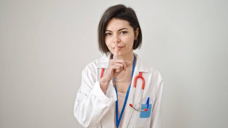 Foto de Mujer joven caucásica médico pidiendo silencio sobre fondo blanco aislado - Imagen libre de derechos
