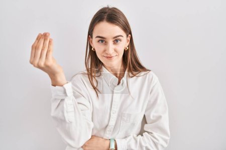 Téléchargez les photos : Jeune femme caucasienne debout sur fond isolé faisant geste italien avec la main et les doigts expression confiante - en image libre de droit
