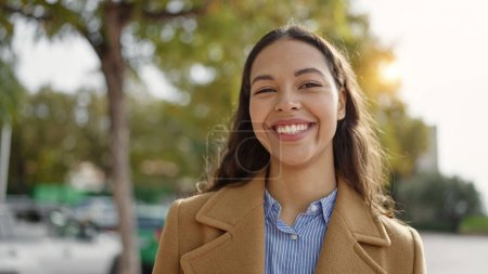 Téléchargez les photos : Jeune belle femme hispanique souriant confiant au parc - en image libre de droit