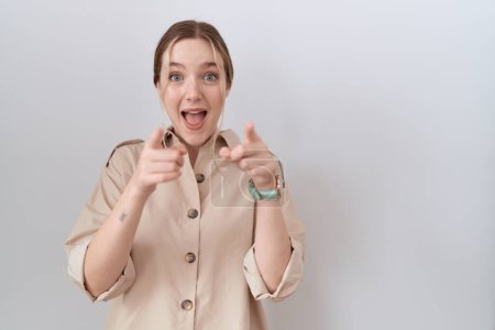 Téléchargez les photos : Jeune femme caucasienne portant une chemise décontractée pointant vers vous et la caméra avec les doigts, souriant positif et joyeux - en image libre de droit