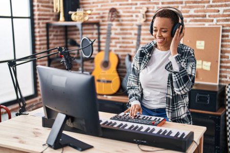 Téléchargez les photos : Femme musicienne afro-américaine ayant une session de DJ au studio de musique - en image libre de droit