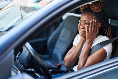 Téléchargez les photos : Afro-américaine femme souligné voiture de conduite à la rue - en image libre de droit