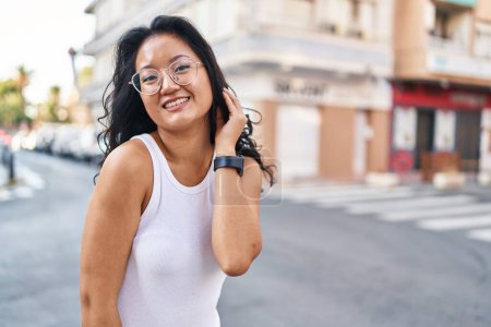 Téléchargez les photos : Jeune femme chinoise souriante confiante debout dans la rue - en image libre de droit