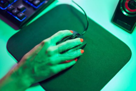 Téléchargez les photos : Jeune femme blonde streamer en utilisant l'ordinateur de la souris à la salle de jeu - en image libre de droit