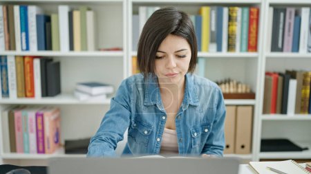Foto de Joven estudiante caucásica usando laptop estudiando en el aula universitaria - Imagen libre de derechos