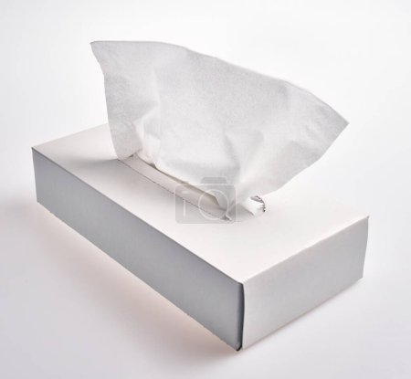  Eine Schachtel Serviette auf isoliertem weißem Hintergrund