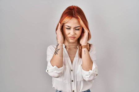 Téléchargez les photos : Jeune femme caucasienne debout sur fond isolé avec la main sur la tête, maux de tête parce que le stress. migraine souffrant. - en image libre de droit