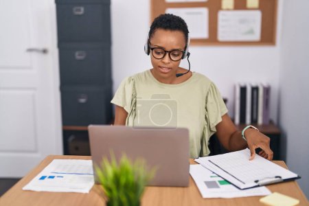 Foto de Mujer afroamericana agente del centro de llamadas que trabaja en la oficina - Imagen libre de derechos