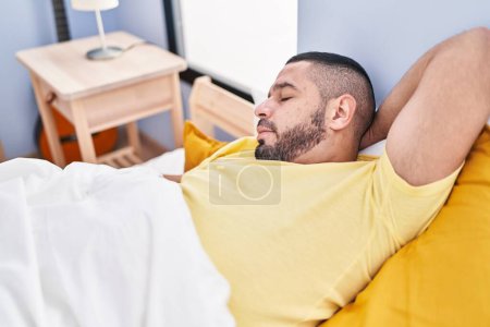 Foto de Joven latino acostado en la cama durmiendo en el dormitorio - Imagen libre de derechos