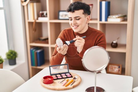 Téléchargez les photos : Young non binary man smiling confident applying makeup at home - en image libre de droit