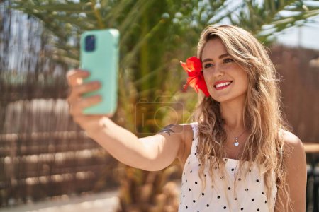 Téléchargez les photos : Jeune femme souriante confiante faire selfie par smartphone au parc - en image libre de droit