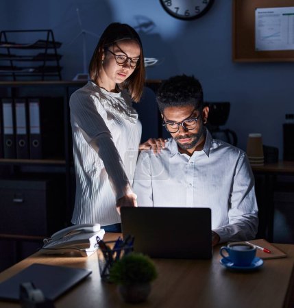 Téléchargez les photos : Man and woman business workers using laptop working at office - en image libre de droit
