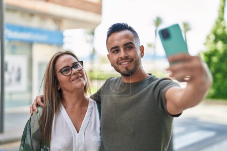 Téléchargez les photos : Homme et femme mère et fille faire selfie par smartphone à la rue - en image libre de droit