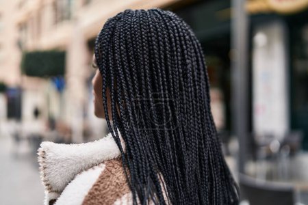 Téléchargez les photos : Femme afro-américaine debout sur la vue de derrière à la rue - en image libre de droit