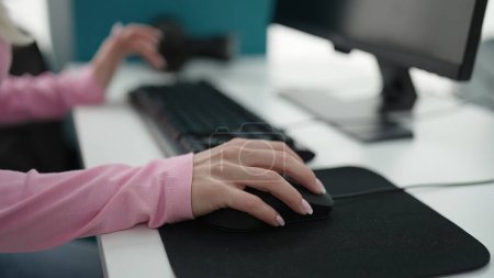 Foto de Joven estudiante rubia usando computadora estudiando en la universidad de la biblioteca - Imagen libre de derechos