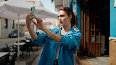 Foto de Young woman making selfie by the smartphone at street - Imagen libre de derechos