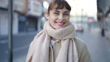 Téléchargez les photos : Young caucasian woman smiling confident looking at the camera at street - en image libre de droit