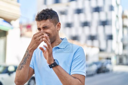 Foto de Hombre afroamericano oliendo mal olor en la calle - Imagen libre de derechos