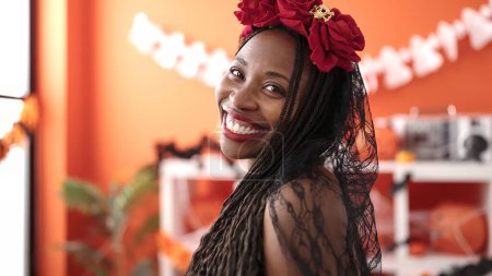 Téléchargez les photos : Femme africaine portant katrina costume à la maison - en image libre de droit