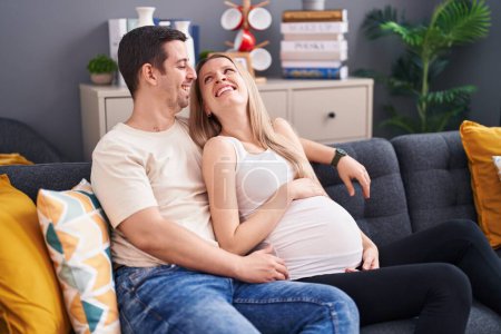 Téléchargez les photos : Homme et femme couple attendant bébé étreignant l'autre à la maison - en image libre de droit