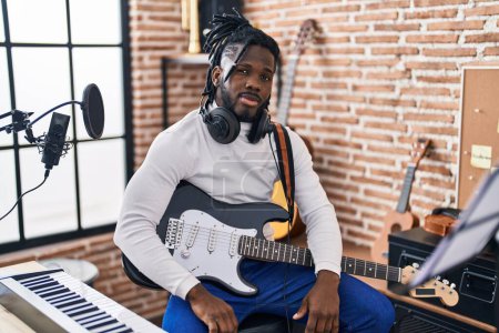 Téléchargez les photos : Artiste afro-américaine jouant de la guitare électrique au studio de musique - en image libre de droit
