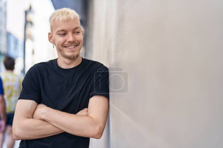 Téléchargez les photos : Young caucasian man smiling confident standing with arms crossed gesture at street - en image libre de droit