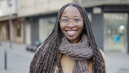 Téléchargez les photos : African woman smiling confident at street - en image libre de droit