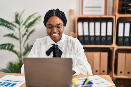Foto de Trabajadora de negocios afroamericana usando laptop trabajando en oficina - Imagen libre de derechos