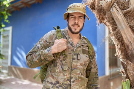 Téléchargez les photos : Jeune homme hispanique portant l'uniforme de soldat debout au parc - en image libre de droit