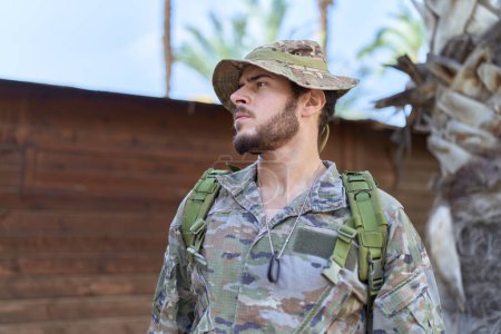 Foto de Joven hispano vestido con uniforme de soldado parado en el parque - Imagen libre de derechos