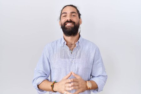 Téléchargez les photos : Homme hispanique avec barbe portant des mains chemise décontractée ensemble et les doigts croisés souriant détendu et joyeux. succès et optimisme - en image libre de droit