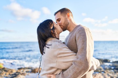 Téléchargez les photos : Homme et femme couple câlin l 'autre baisers à bord de la mer - en image libre de droit