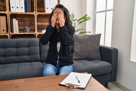 Foto de Mujer asiática joven en la oficina de consulta frotando los ojos para la fatiga y el dolor de cabeza, somnoliento y cansado expresión. problema de visión - Imagen libre de derechos